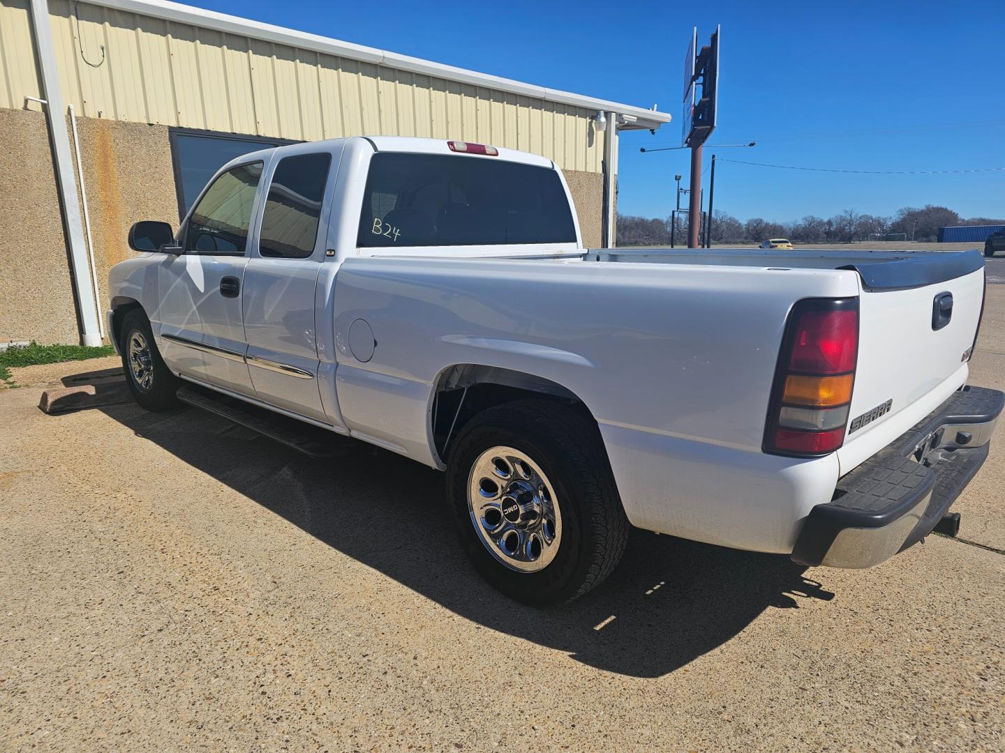 2006 WHITE GMC Sierra 1500 SL Ext. Cab 2WD (1GTEC19Z76Z) with an 5.3L V8 OHV 16V FFV engine, 4-Speed Automatic Overdrive transmission, located at 533 S Seven Points BLVD, Seven Points, TX, 75143, (430) 255-4030, 32.313999, -96.209351 - Photo#3